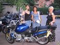 129_2923 Zytomyr - Parcheggio moto dell'albergo 4 - Ragazze incuriosite_JPG